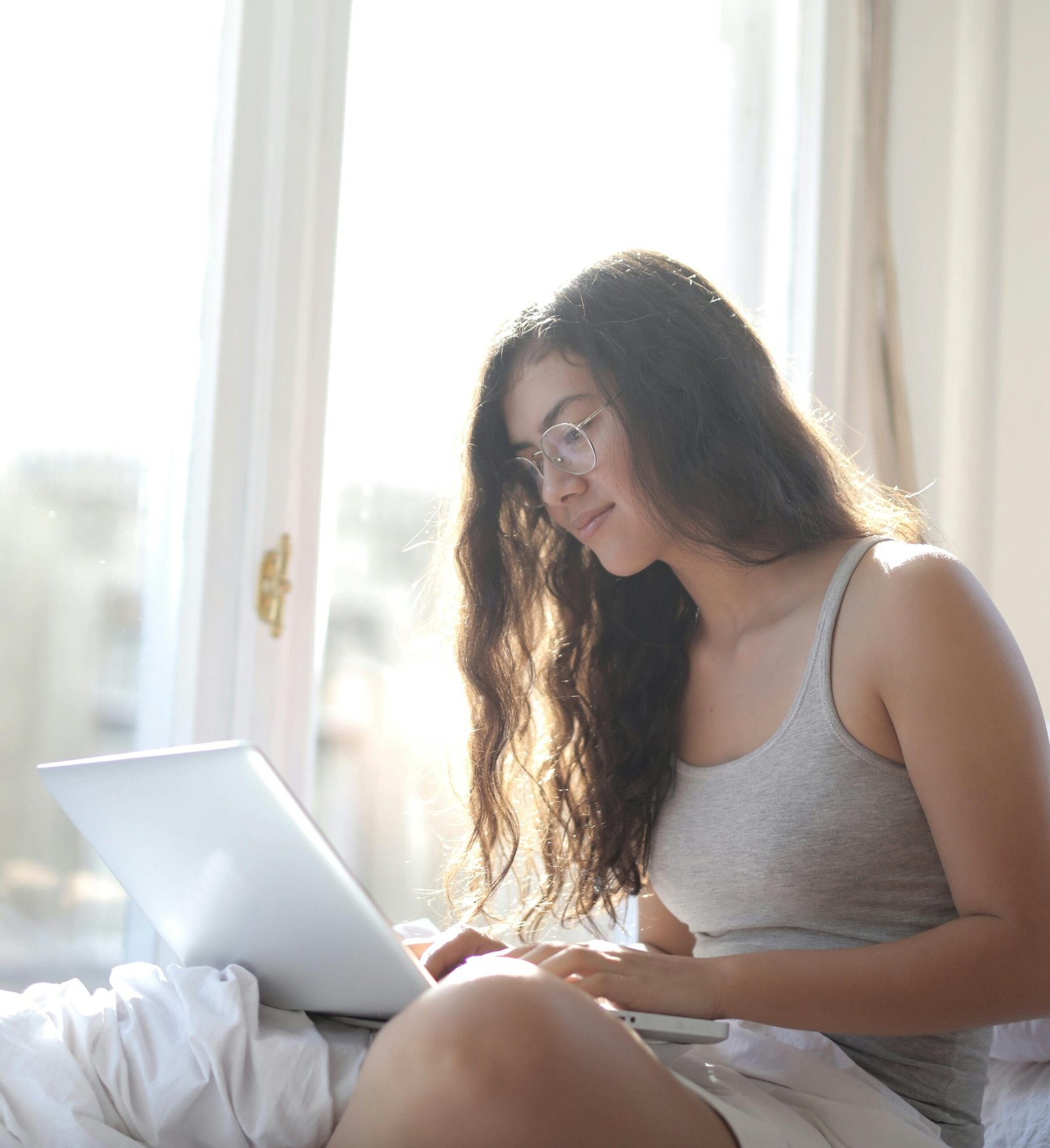 A girl is searching for an article about how to choose the best laptop